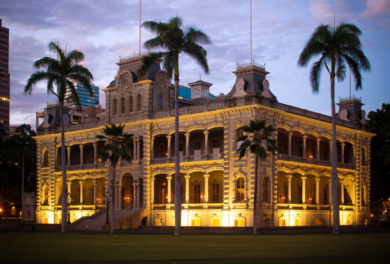 Night view of Iolani Palace in Honolulu Hawaii.